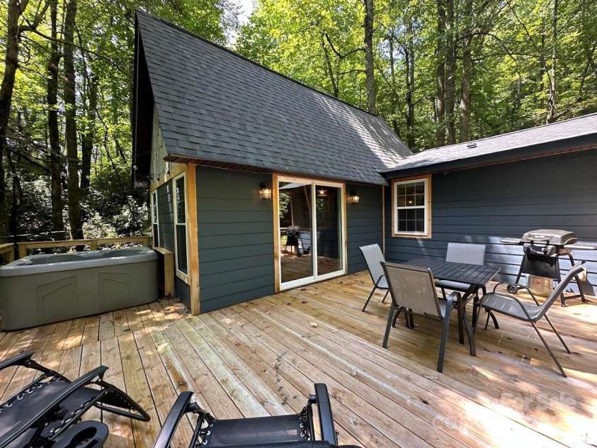 30 Rainbow Lake Circle, Black Mountain, NC 28711.  MLS# CAR4228159, YatesRealty ID 14941. 