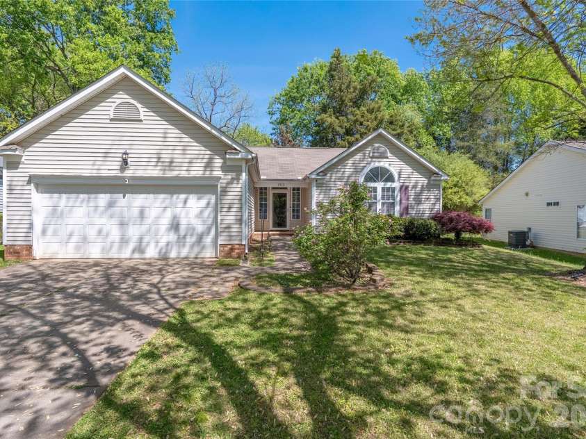 9713 Veronica Drive, Charlotte, NC 28215.  MLS# CAR4373562, YatesRealty ID 14941. 