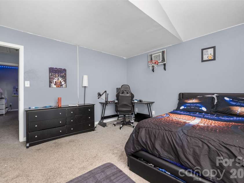 9713 Veronica Drive, Charlotte, NC 28215.  MLS# CAR4373562, YatesRealty ID 14941. 