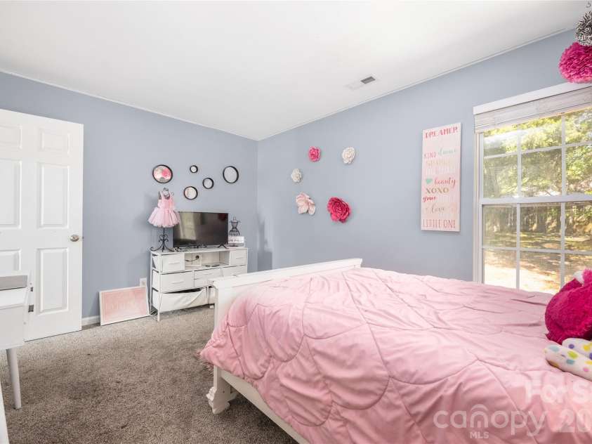 9713 Veronica Drive, Charlotte, NC 28215.  MLS# CAR4373562, YatesRealty ID 14941. 