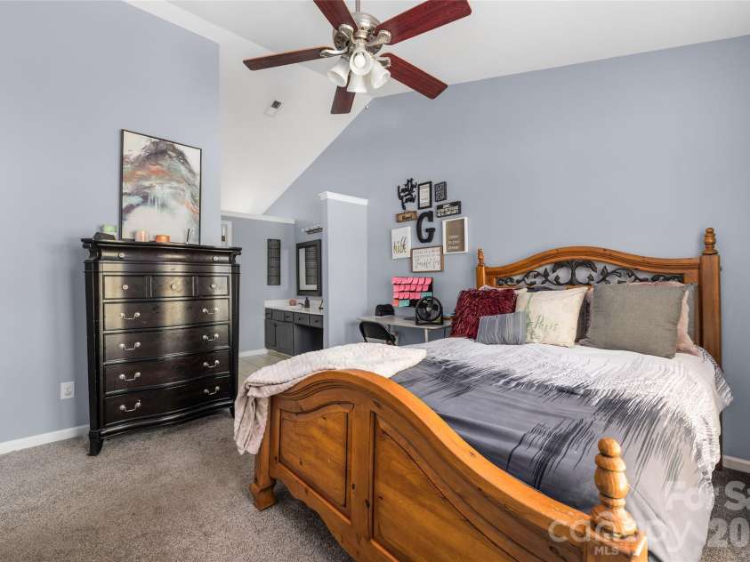 9713 Veronica Drive, Charlotte, NC 28215.  MLS# CAR4373562, YatesRealty ID 14941. 