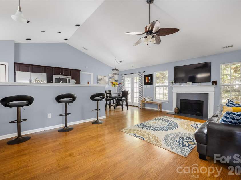 9713 Veronica Drive, Charlotte, NC 28215.  MLS# CAR4373562, YatesRealty ID 14941. 
