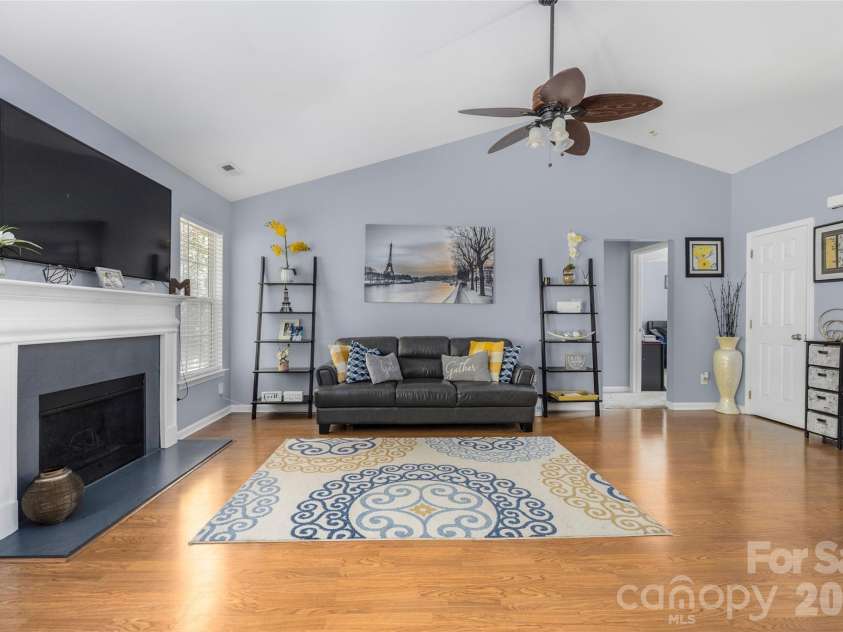 9713 Veronica Drive, Charlotte, NC 28215.  MLS# CAR4373562, YatesRealty ID 14941. 