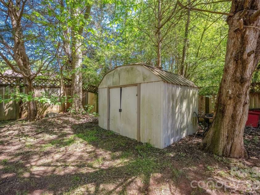 9713 Veronica Drive, Charlotte, NC 28215.  MLS# CAR4373562, YatesRealty ID 14941. 