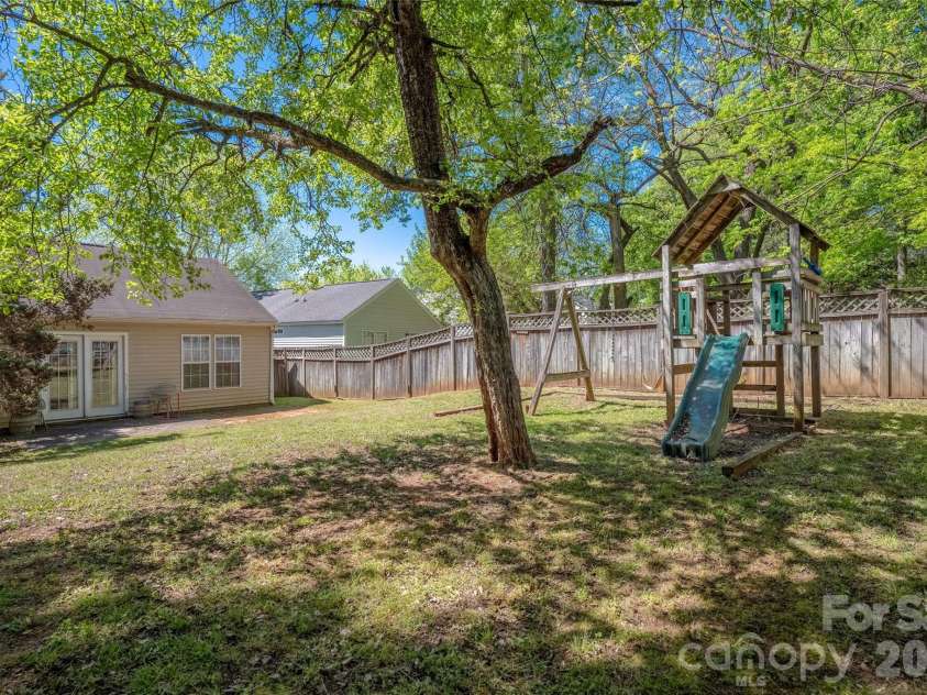 9713 Veronica Drive, Charlotte, NC 28215.  MLS# CAR4373562, YatesRealty ID 14941. 