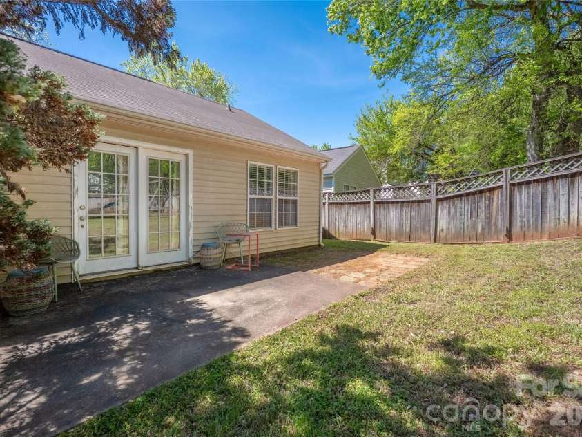 9713 Veronica Drive, Charlotte, NC 28215.  MLS# CAR4373562, YatesRealty ID 14941. 