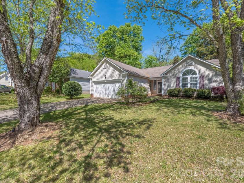 9713 Veronica Drive, Charlotte, NC 28215.  MLS# CAR4373562, YatesRealty ID 14941. 