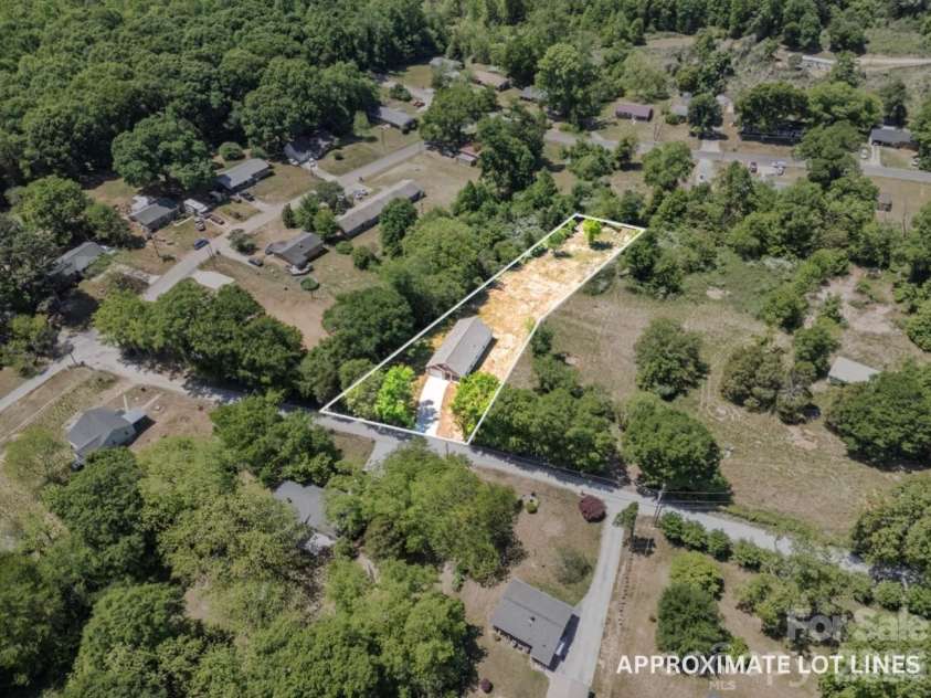 2016 Willis Drive, Shelby, NC 28152.  MLS# CAR4372059, YatesRealty ID 14945. 