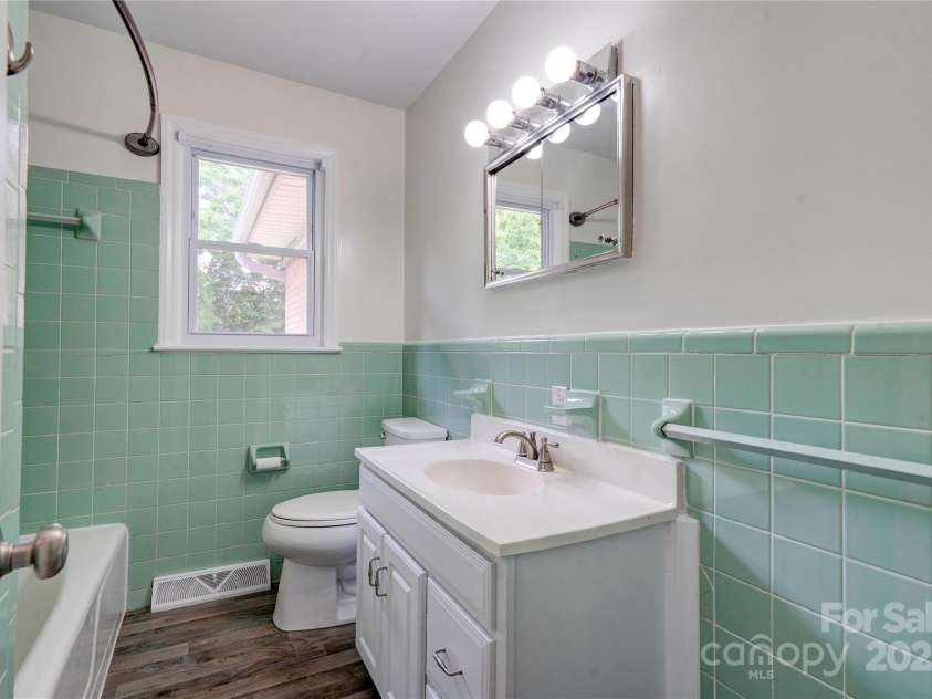 504 Forest Ridge Drive, Shelby, NC 28152.  MLS# CAR4258867, YatesRealty ID 14945. Bathroom 2
