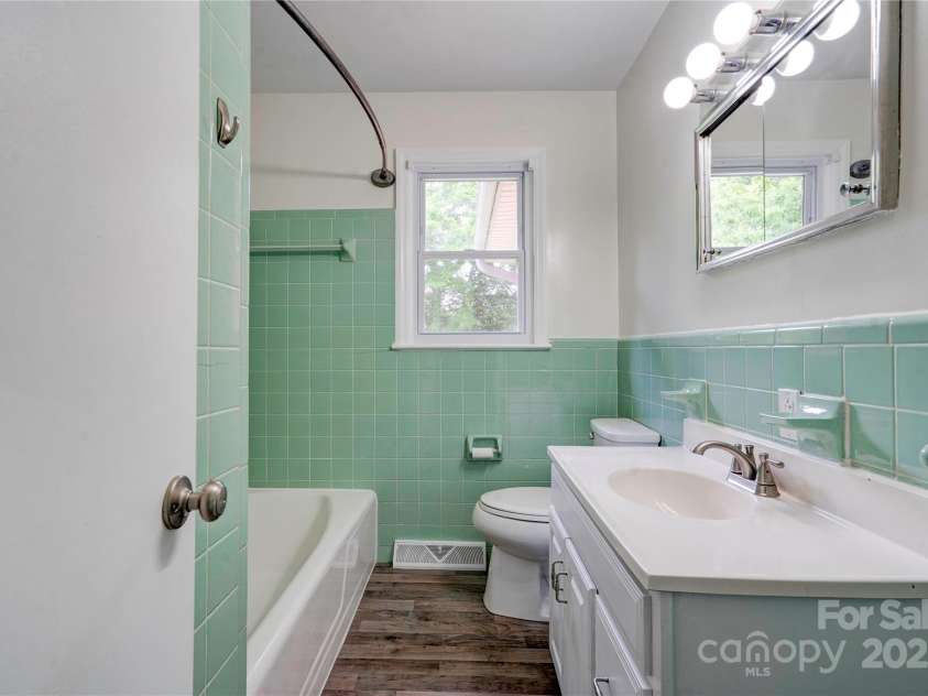 504 Forest Ridge Drive, Shelby, NC 28152.  MLS# CAR4258867, YatesRealty ID 14945. Bathroom 2