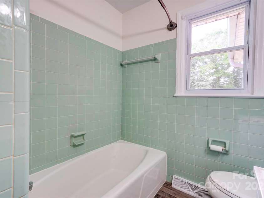 504 Forest Ridge Drive, Shelby, NC 28152.  MLS# CAR4258867, YatesRealty ID 14945. Bathroom 2