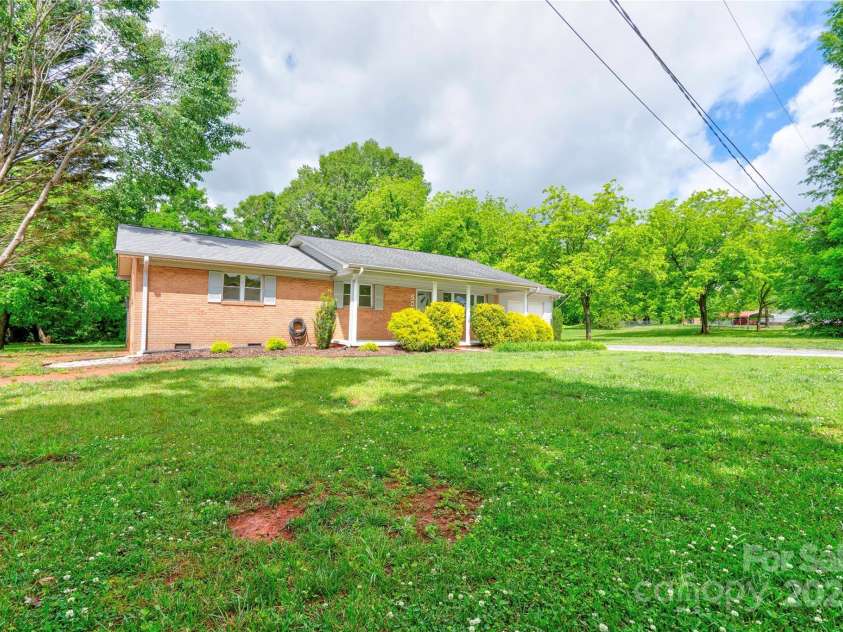 504 Forest Ridge Drive, Shelby, NC 28152.  MLS# CAR4258867, YatesRealty ID 14945. Front Left