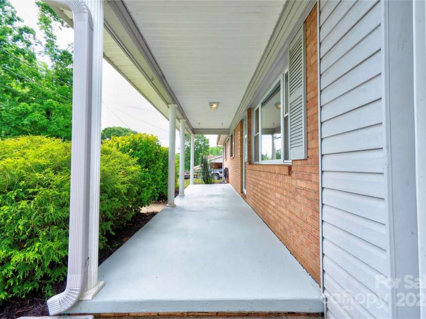504 Forest Ridge Drive, Shelby, NC 28152.  MLS# CAR4258867, YatesRealty ID 14945. Front Porch