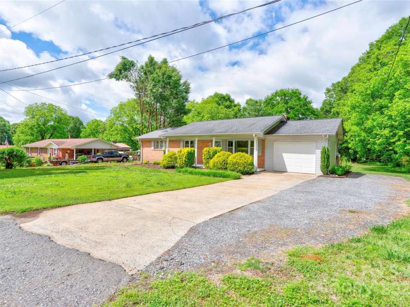 504 Forest Ridge Drive, Shelby, NC 28152.  MLS# CAR4258867, YatesRealty ID 14945. Front Right