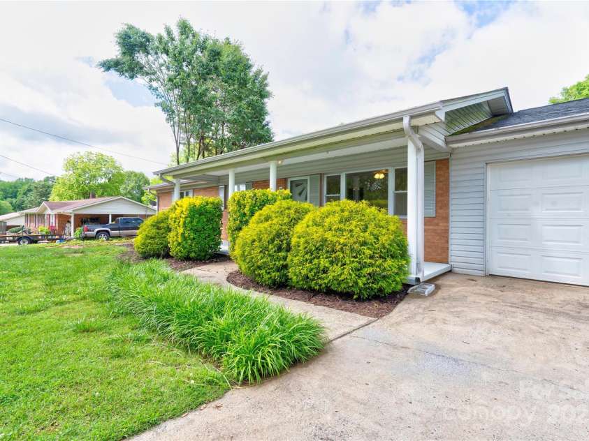 504 Forest Ridge Drive, Shelby, NC 28152.  MLS# CAR4258867, YatesRealty ID 14945. Front Walk