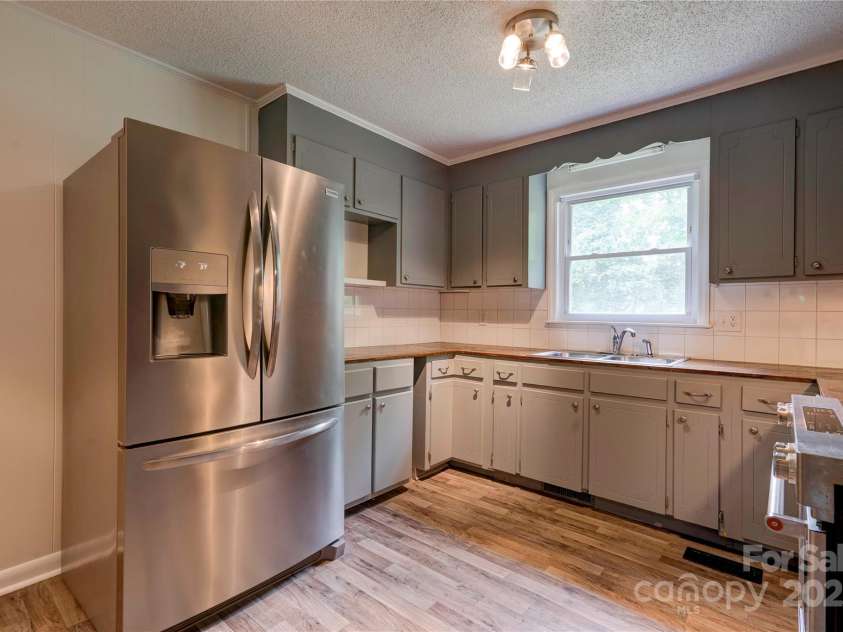 504 Forest Ridge Drive, Shelby, NC 28152.  MLS# CAR4258867, YatesRealty ID 14945. Kitchen