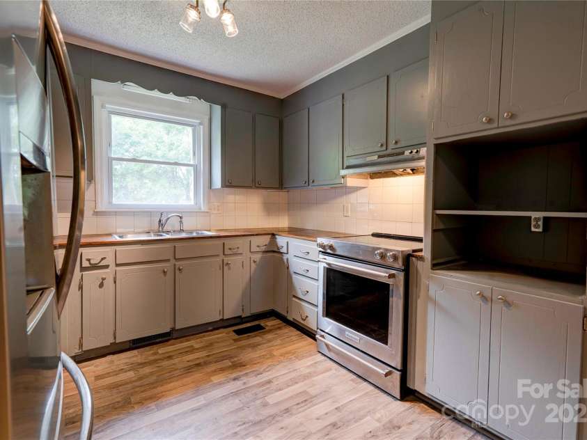 504 Forest Ridge Drive, Shelby, NC 28152.  MLS# CAR4258867, YatesRealty ID 14945. Kitchen