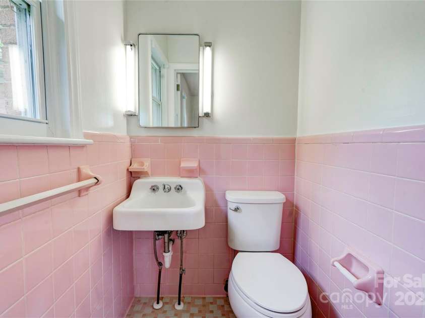 504 Forest Ridge Drive, Shelby, NC 28152.  MLS# CAR4258867, YatesRealty ID 14945. Primary Bathroom