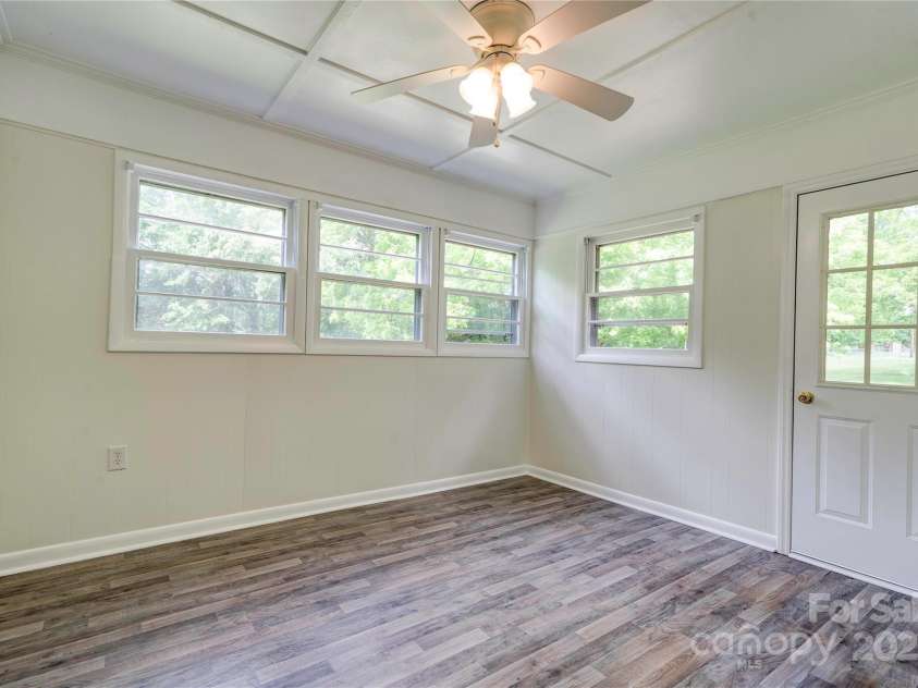 504 Forest Ridge Drive, Shelby, NC 28152.  MLS# CAR4258867, YatesRealty ID 14945. Sunroom