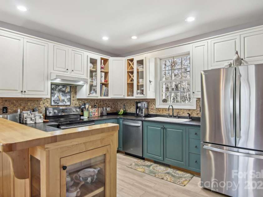 25 Sunset View Drive, Horse Shoe, NC 28742.  MLS# CAR4240179, YatesRealty ID 14948. 