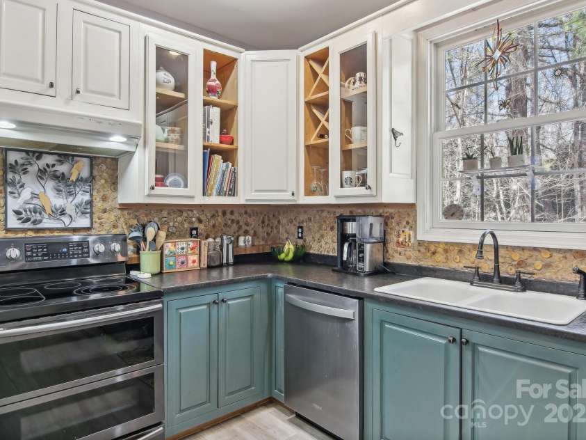 25 Sunset View Drive, Horse Shoe, NC 28742.  MLS# CAR4240179, YatesRealty ID 14948. 