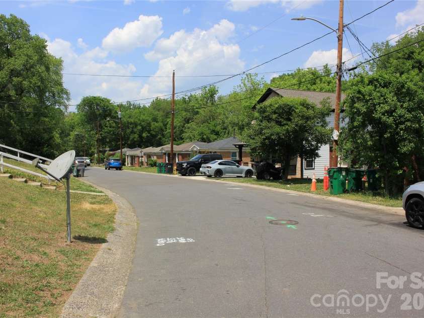 612 Miller Street, Charlotte, NC 28203.  MLS# CAR4373827, YatesRealty ID 14948. 