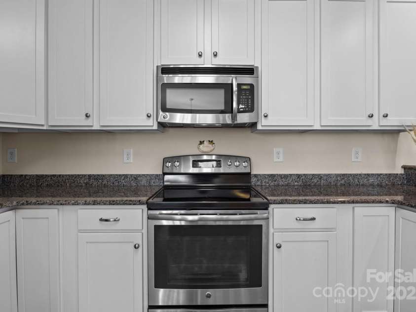 18211 Ebenezer Drive, Cornelius, NC 28031.  MLS# CAR4217260, YatesRealty ID 1495. Electric Stove