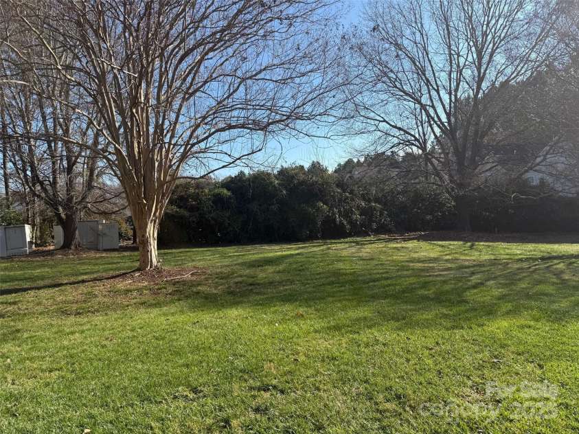 4823 Spring Lake Drive, Charlotte, NC 28212.  MLS# CAR4331709, YatesRealty ID 1495. Level back yard area