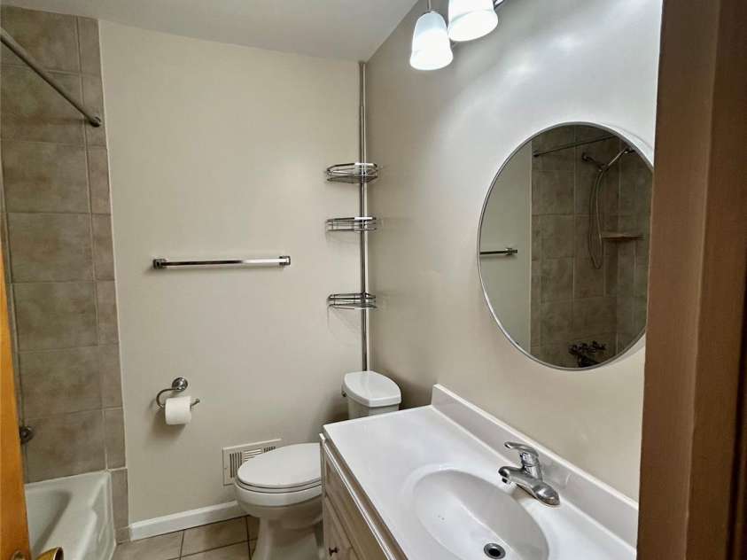 5734 Brookhaven Road, Charlotte, NC 28210.  MLS# CAR4260857, YatesRealty ID 14952. Full Hall Bath