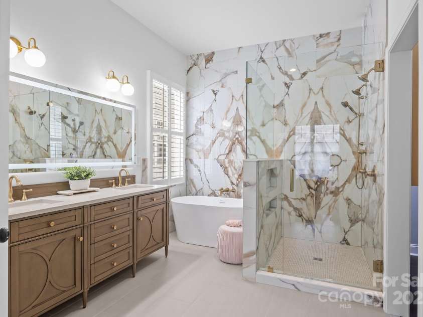 15913 Trenton Place Road, Huntersville, NC 28078.  MLS# CAR4259795, YatesRealty ID 14953. Incredible 5 piece bath