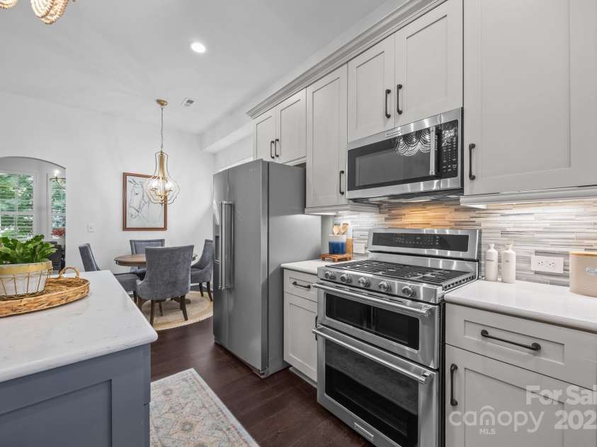 15913 Trenton Place Road, Huntersville, NC 28078.  MLS# CAR4259795, YatesRealty ID 14953. Quartz countertops, under cabinet lighting, oversized cabinet hardware