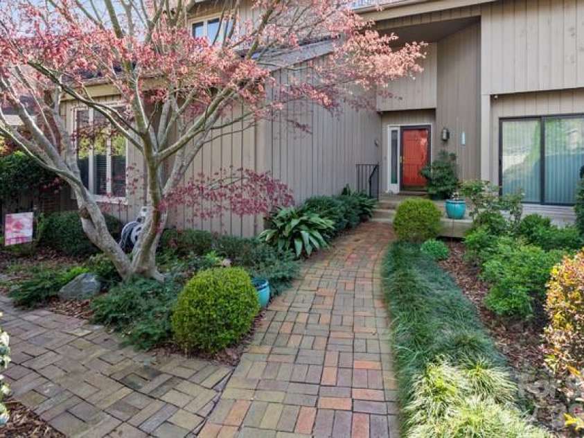 5120 Dunes Court, Charlotte, NC 28226.  MLS# CAR4367666, YatesRealty ID 14955. Enclosed front courtyard