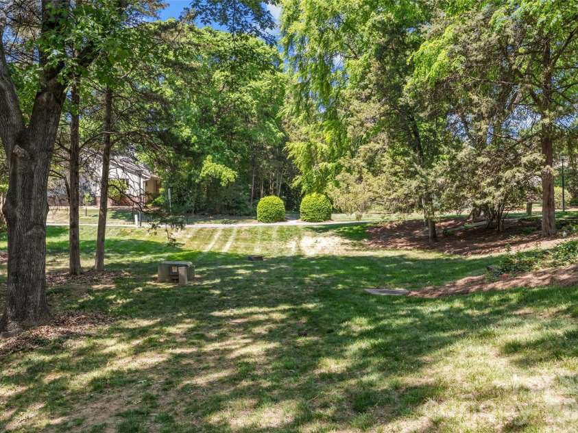5120 Dunes Court, Charlotte, NC 28226.  MLS# CAR4367666, YatesRealty ID 14955. Enjoy a stroll in the common area behind.