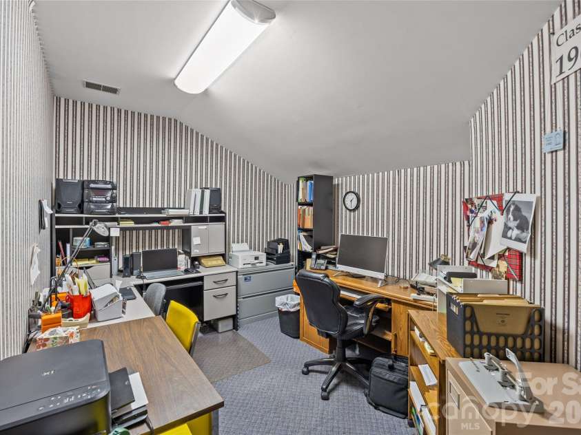 5120 Dunes Court, Charlotte, NC 28226.  MLS# CAR4367666, YatesRealty ID 14955. Flex Room- good for office/art/exercise/craft