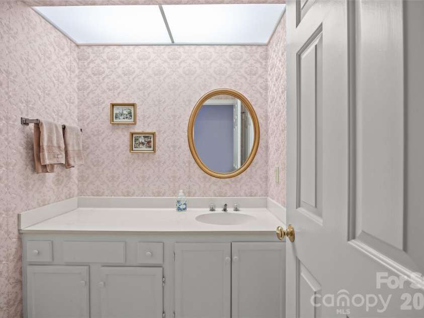 5120 Dunes Court, Charlotte, NC 28226.  MLS# CAR4367666, YatesRealty ID 14955. Half bath on main level