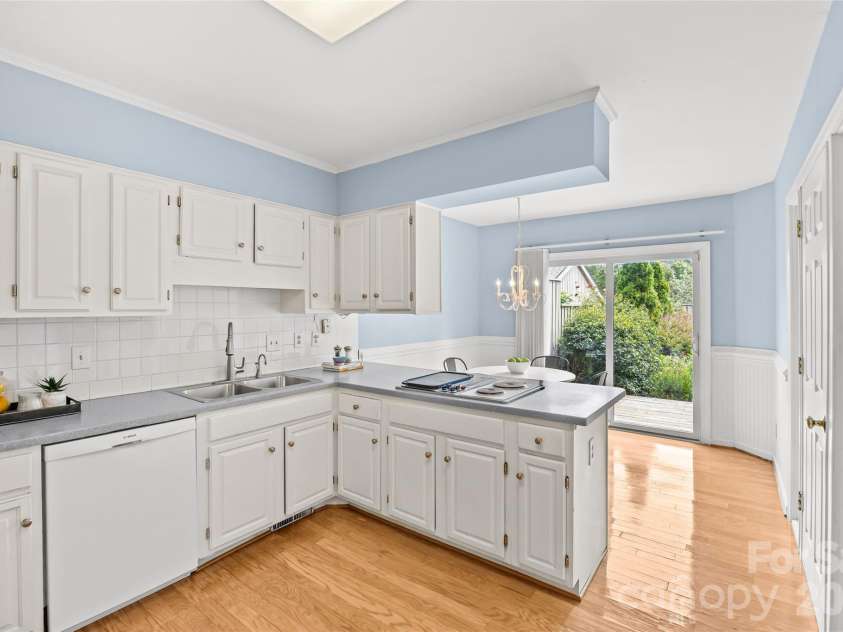 5120 Dunes Court, Charlotte, NC 28226.  MLS# CAR4367666, YatesRealty ID 14955. Kitchen with breakfast area