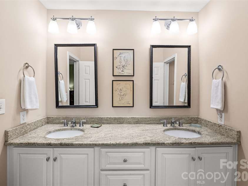 5120 Dunes Court, Charlotte, NC 28226.  MLS# CAR4367666, YatesRealty ID 14955. Primary bath