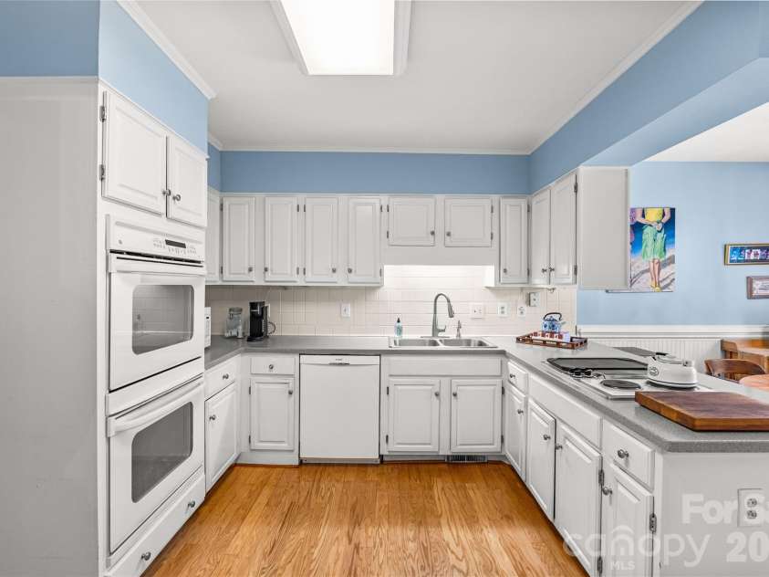 5120 Dunes Court, Charlotte, NC 28226.  MLS# CAR4367666, YatesRealty ID 14955. Solid surface counter tops and double oven