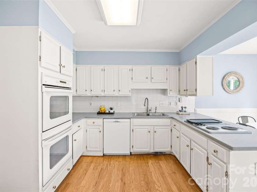 5120 Dunes Court, Charlotte, NC 28226.  MLS# CAR4367666, YatesRealty ID 14955. Solid surface counter tops and double oven