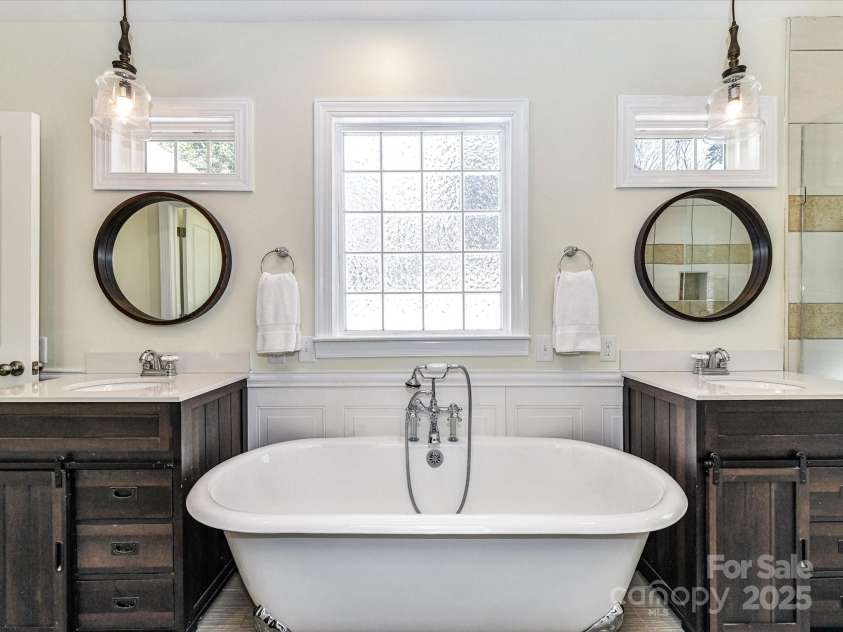 2919 Park Road, Charlotte, NC 28209.  MLS# CAR4230850, YatesRealty ID 14959. Claw Foot Soaking Tub