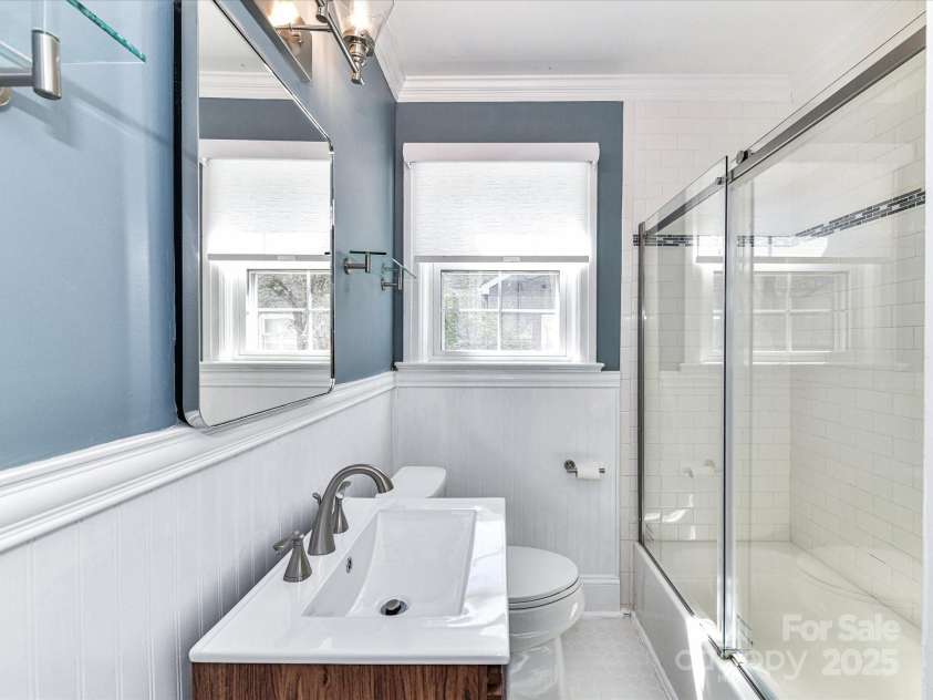 2919 Park Road, Charlotte, NC 28209.  MLS# CAR4230850, YatesRealty ID 14959. Hallway Full Bathroom