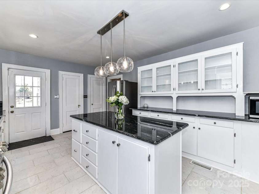2919 Park Road, Charlotte, NC 28209.  MLS# CAR4230850, YatesRealty ID 14959. Kitchen