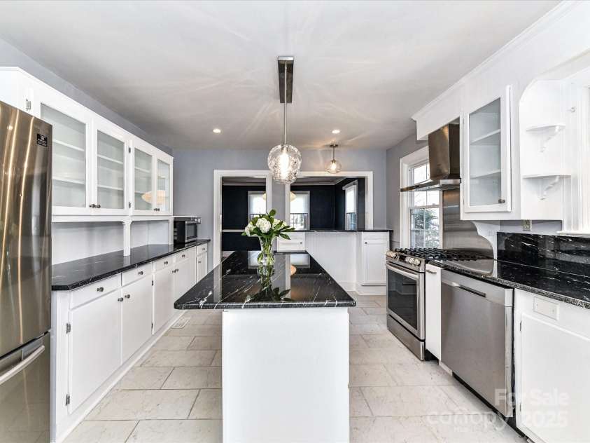 2919 Park Road, Charlotte, NC 28209.  MLS# CAR4230850, YatesRealty ID 14959. Kitchen
