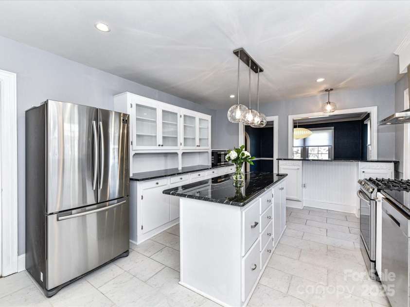 2919 Park Road, Charlotte, NC 28209.  MLS# CAR4230850, YatesRealty ID 14959. Kitchen