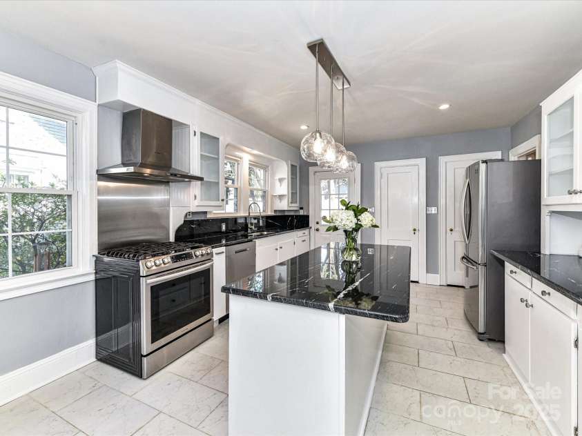 2919 Park Road, Charlotte, NC 28209.  MLS# CAR4230850, YatesRealty ID 14959. Kitchen with Center island