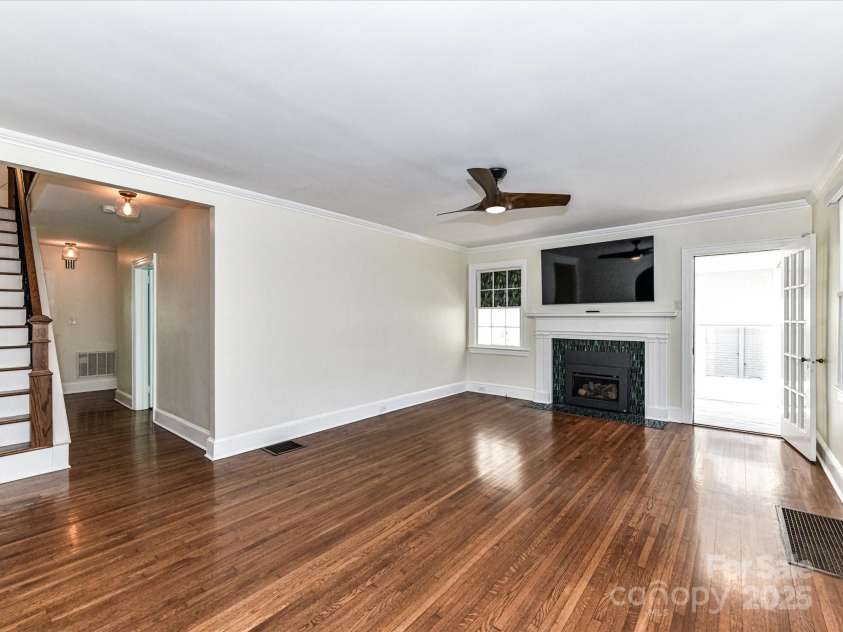 2919 Park Road, Charlotte, NC 28209.  MLS# CAR4230850, YatesRealty ID 14959. Living Room