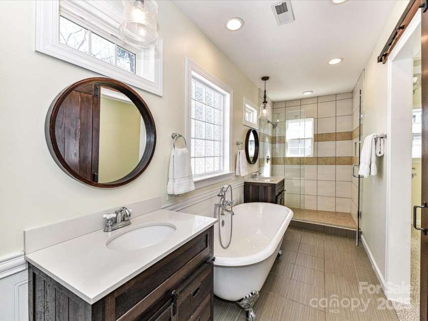 2919 Park Road, Charlotte, NC 28209.  MLS# CAR4230850, YatesRealty ID 14959. Primary Bathroom