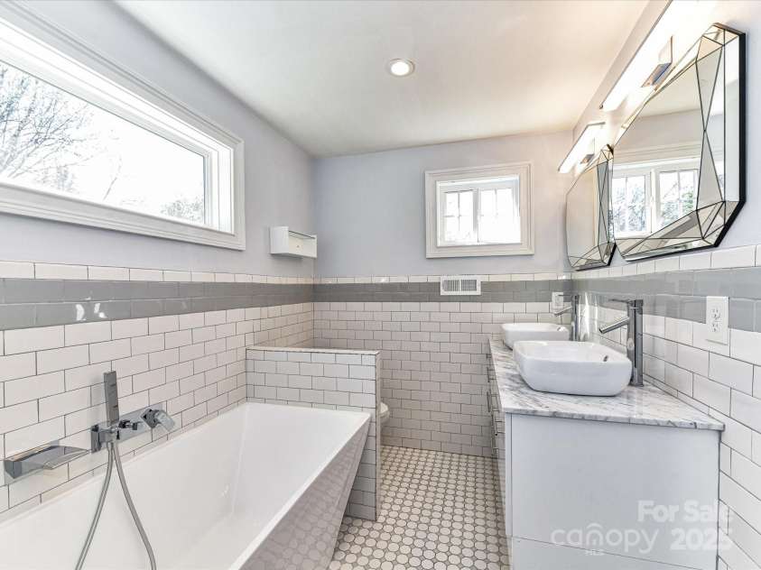 2919 Park Road, Charlotte, NC 28209.  MLS# CAR4230850, YatesRealty ID 14959. Upstairs Full Bathroom
