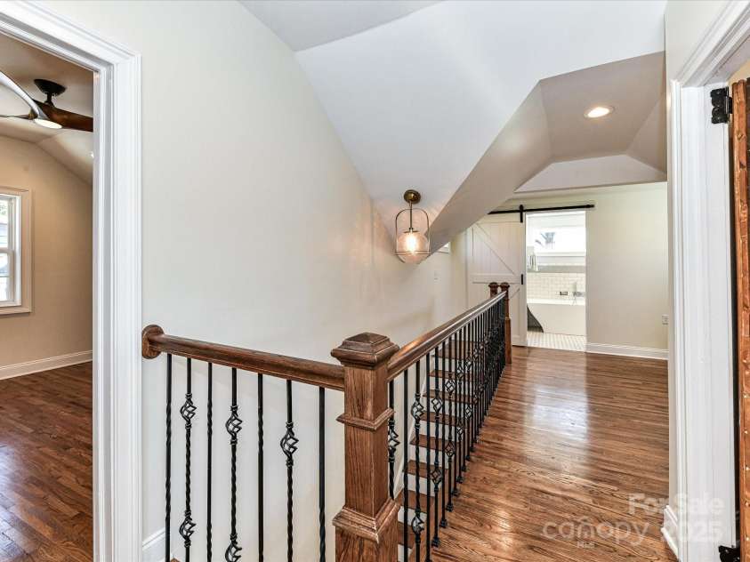 2919 Park Road, Charlotte, NC 28209.  MLS# CAR4230850, YatesRealty ID 14959. Upstairs Landing
