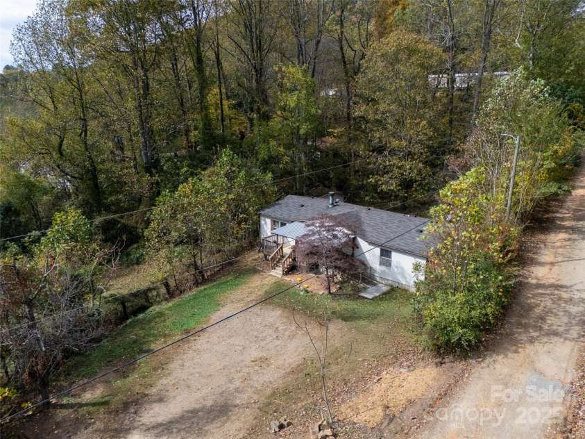 18 Hat Creek Drive, Asheville, NC 28806.  MLS# CAR4317652, YatesRealty ID 1496. 